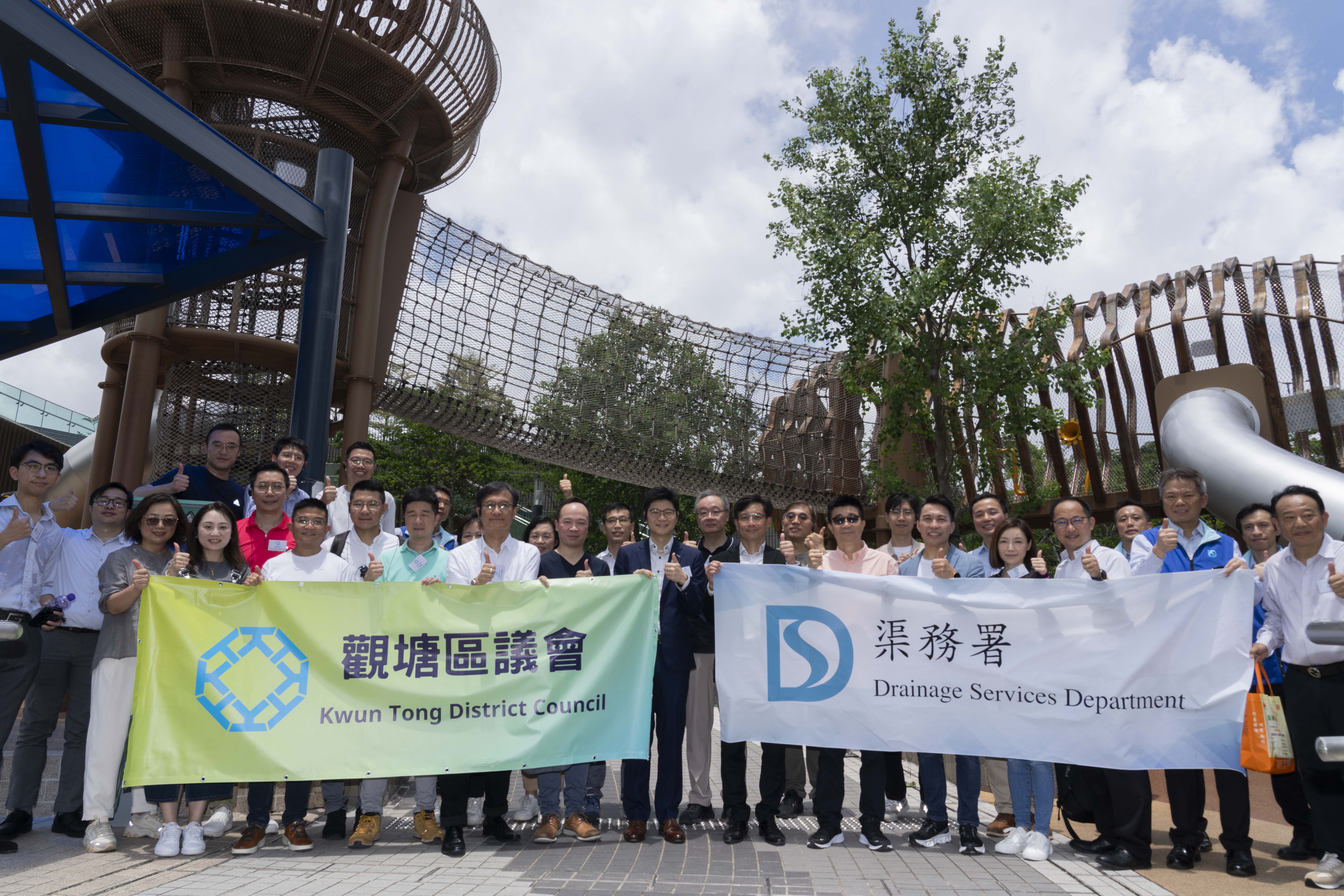 Group photo of the Director of Drainage Services, Mr Ringo Mok Wing-cheong (front row, seventh right), District Officer, Mr. Denny Ho Lap-ki (front row, eighth right), Kwun Tong DC members and DSD colleagues