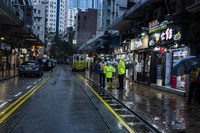 The Director of Drainage Services, Ms Alice Pang (centre), and the Deputy Director of Drainage Services, Mr Peter Chui Si-kay (right), today (May 12) inspected the drainage facilities at Shau Kei Wan Main Street East to see for themselves the conditions of the newly constructed drains.