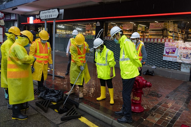 he Director of Drainage Services, Ms Alice Pang (second right), today (May 12) inspected the gullies cleansing works at the flooding blackspot at Chatham Road South, Tsim Sha Tsui.