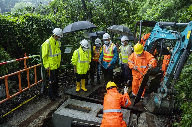 渠务署署长彭雅妮（左二） 今日（五月十二日）视察位于薄扶林村水浸黑点的雨水排放改善工程。