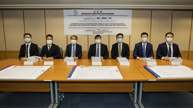渠务署助理署长／设计拓展黄绪勤先生（左四）及总工程师/排水工程王协力先生（右三）与ASL执行董事李卓恒先生（左三）、授权代表李仲然先生（左二）及经理黄俊熹先生（左一）以及中铁一局集团有限公司副总经理陈芳先生（右二）及副总经理王勇先生（右一）进行合约签署仪式