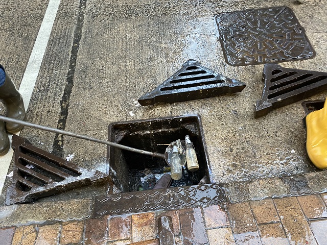Frontline colleagues of the Drainage Services Department cleared a large amount of debris from the gullies at Shau Kei Wan Main Street East today (May 12).