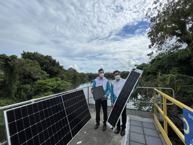 渠务署高级工程师吕振龙（左）及庾志强（右）接受传媒访问