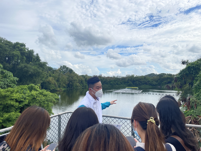 渠务署高级工程师吕振龙向记者介绍浮式太阳能发电系统的运作