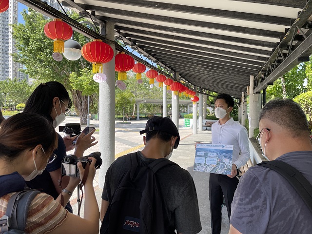 DSD Engineer, Mr Jackie CHOI Wai-kit, gave an interview to the media, introducing the floating photovoltaic system pilot trial at Shing Mun River