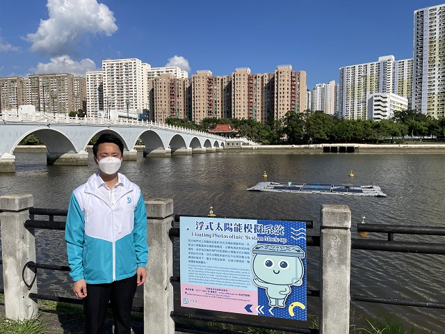 DSD Engineer, Mr Jackie CHOI Wai-kit, gave an interview to the media, introducing the floating photovoltaic system pilot trial at Shing Mun River