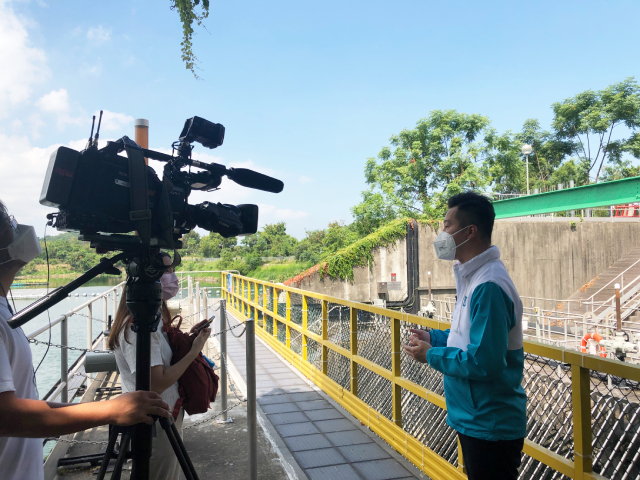 DSD Senior Engineer, Mr Sam LUI Chun-lung, introduced to the reporter the photovoltaic systems at the San Tin Stormwater Pumping Station and its Polder