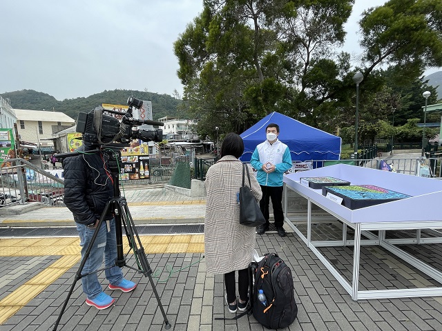 DSD Engineer, Mr Vincent WAN Chi-kin introduced to the reporter the coloured manhole covers installed by DSD