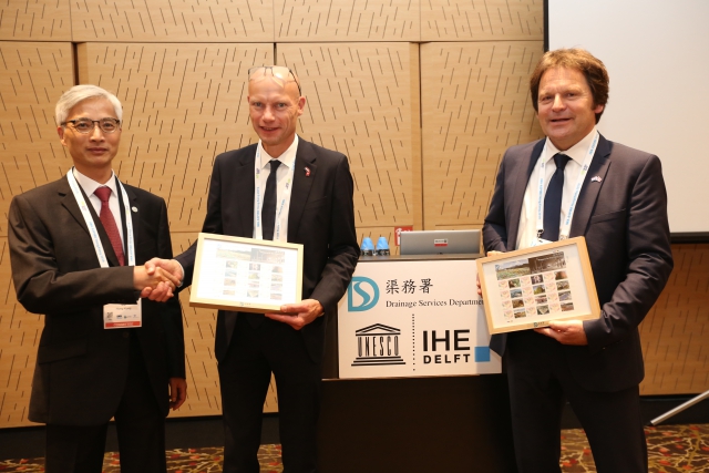 Director of Drainage Services, Mr. LO Kwok-wah, Kelvin (left) presented souvenirs to Special Envoy for International Water Affairs for the Kingdom of the Netherlands, Mr. Henk OVINK (centre) and Professor Chris ZEVENBERGEN of IHE Delft (right)