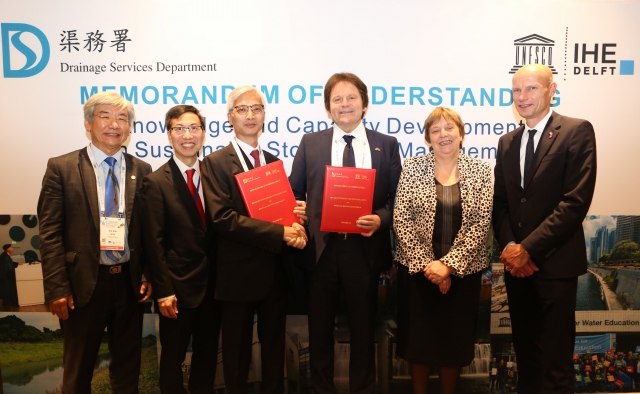 Director of Drainage Services, Mr. LO Kwok-wah, Kelvin (third left) and Professor Chris ZEVENBERGEN on behalf of IHE Delft (third right) signed a 5-year term of MoU on Knowledge and Capacity Development in Sustainable Stormwater Management on 31 October 2019. Deputy Secretary for Development (Works) 2 of Development Bureau, Mr. MAK Shing-cheung, Vincent (second left), Deputy Director of Drainage Services, Mr. MAK Ka-wai (first left), together with the Consul General of the Kingdom of the Netherlands in Hong Kong and Macao, Ms. Annemieke RUIGROK (second right) and Special Envoy for International Water Affairs for the Kingdom of the Netherlands, Mr. Henk OVINK (first right) witnessed the signing of the MoU.