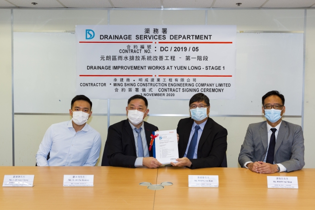 The Assistant Director / Projects and Development of DSD, Mr WONG Sui-kan (second right), and the Director of Ming Shing Construction Engineering Company Limited, Mr LAW Fu-keung (second left), attended the contract signing ceremony