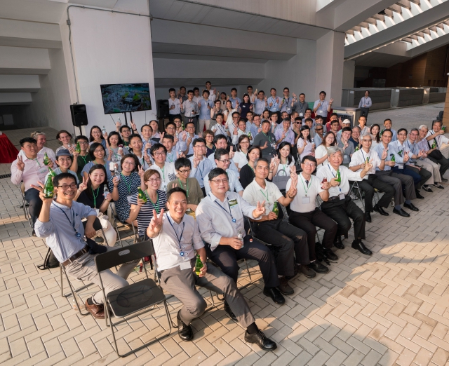 Celebration of the event led by the Director of Drainage Services, Mr LO Kwok Wah, Kelvin (sixth left of first row) and the Deputy Director of Drainage Services, Mr MAK Ka Wai (fifth left of first row)