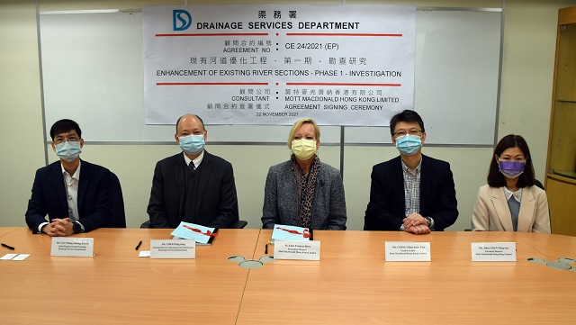 The Assistant Director/Operations and Maintenance of DSD, Mr CHOI Wing-hing (second left), the Managing Director, Dr Anne Frances Kerr (third right) and the Advisory Section Leader, Mr CHING Ming-kam (second right) of Mott MacDonald Hong Kong Limited attended the agreement signing ceremony