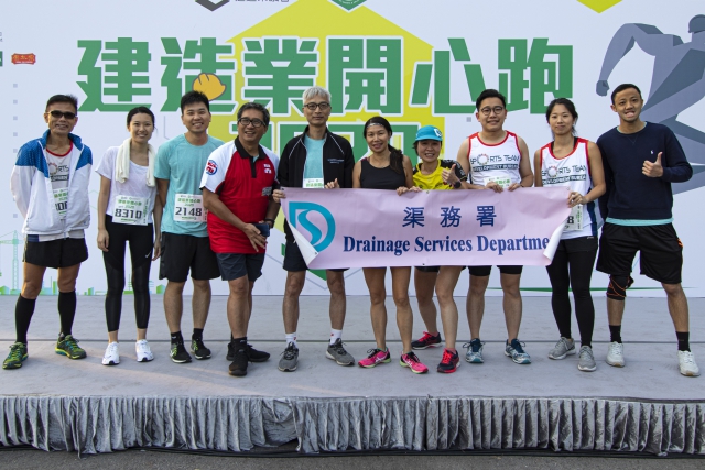 Director of Drainage Services, Mr. LO Kwok-wah (fifth left) took a group photo with colleagues