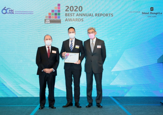 The Assistant Director / Sewage Services of DSD, Mr Walter LEUNG Wing-yuen (middle) received the accolade from the HKMA