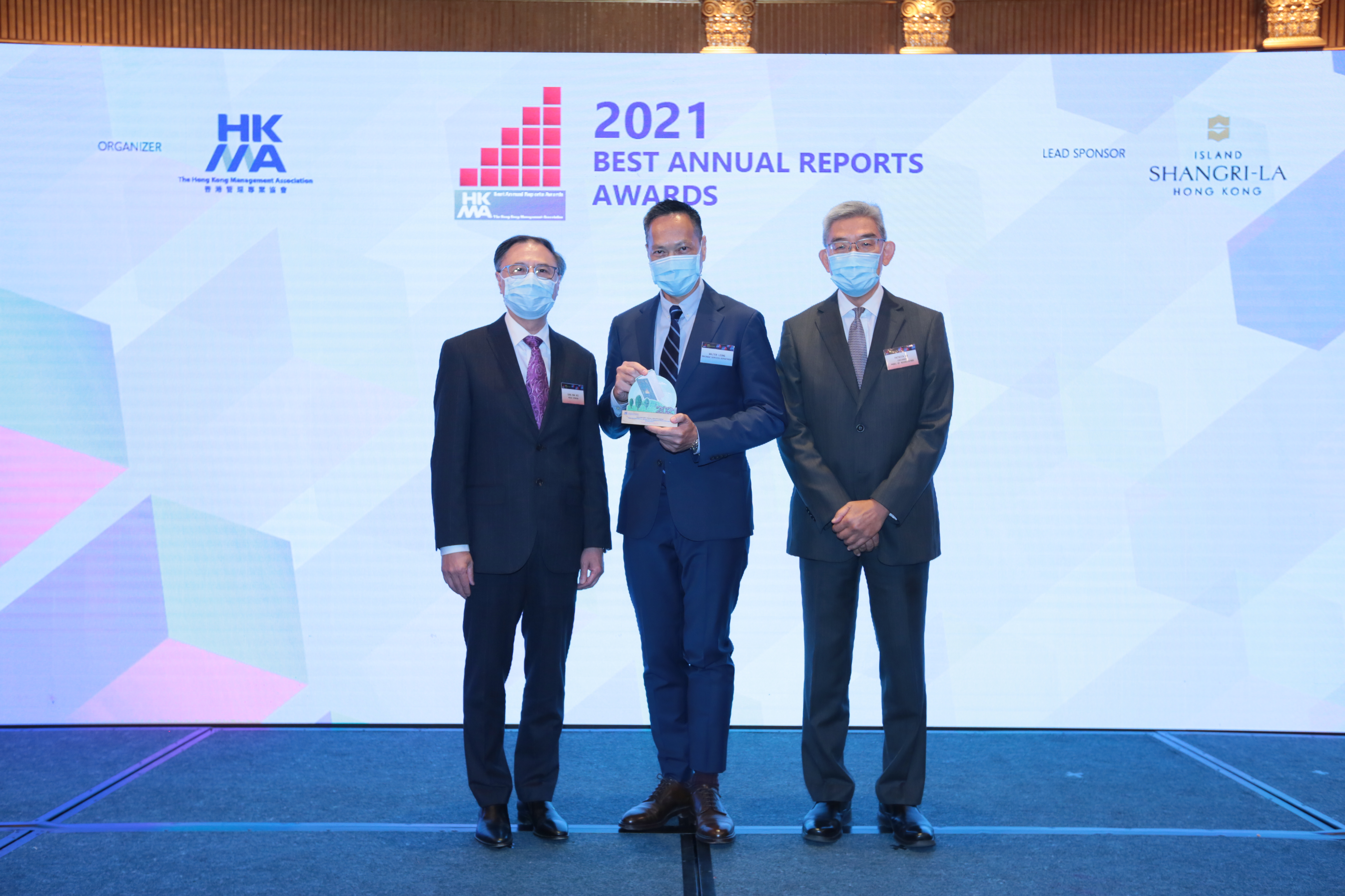 The Assistant Director / Sewage Services of DSD, Mr Walter LEUNG Wing-yuen (centre) received the Best Environmental, Social and Governance Reporting Award (Government) on behalf of the department from The Hong Kong Management Association on 1 November 2021
