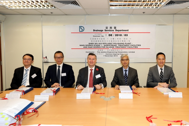 渠務署署長盧國華先生(右二)及總工程師/污水處理梁泳源先生(右一)與怡和機器有限公司董事兼行政總裁歐嘉榮先生先生(中),董事兼營運總監楊志強先生(左二)及總經理羅志偉先生(左一)進行合約簽署儀式