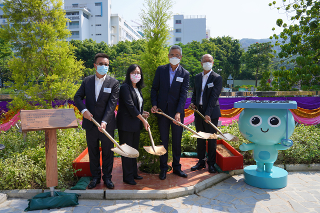 渠務署署長彭雅妮女士（左二）與艾奕康有限公司亞洲區執行總裁鍾小平先生（右二）、中國建築工程(香港)有限公司執行董事/總經理孔祥兆先生（右一）及愛銘建築（國際）有限公司董事張明先生（左一）進行植樹記念