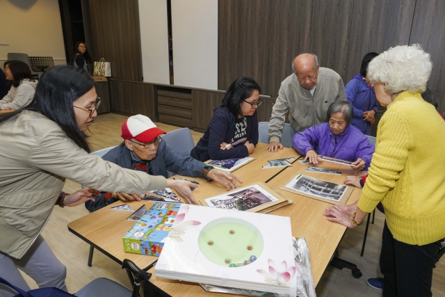 DSD Volunteer Team play with the elders the photo puzzles of old Sai Wan made by DSD Volunteer Team