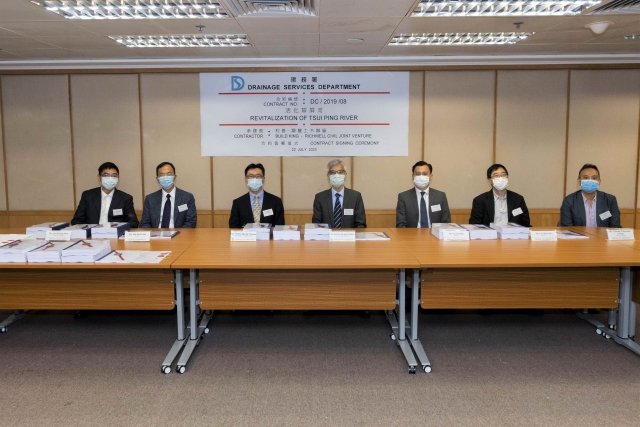 The Director of Drainage Services, Mr Kelvin LO Kwok-wah (centre), Chief Engineer/Drainage Projects, Mr Thomas WONG Hip-lik (third left), the Directors, Mr SO Yiu-wing (third right) and Mr LEE Man-wai (second right) and the Contracts Manager, Mr George CHEUNG Wing-shun (first right) of Build King Civil Engineering Limited, the Managing Director, Mr TSUI Kai-kwong (second left) and the Commercial Manager, Mr LAW Kwong-shun (first left) of Richwell Civil Engineering Limited attended the contract signing ceremony