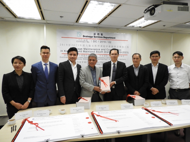 The Assistant Director / Operations and Maintenance of DSD, Mr. HO Yiu Kwong, (fourth right), Chief Engineer/ Mainland South, Mr. CHAN Chi Ming, Saulomon (third right), the Chairman, Mr. CHAN Se Ping, Michael (fourth left) and the Directors, Mr. CHAN Yam Man, Adam (third left), Mr. WONG Chi Fai, Brian (second left) and Ms. LI Shu Chun, Jean (first left) attended the contract signing ceremony.