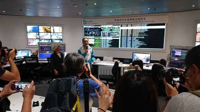 渠务署总工程师谢悦嘉先生于昂船洲污水处理厂主控制室介绍污水处理部的工作