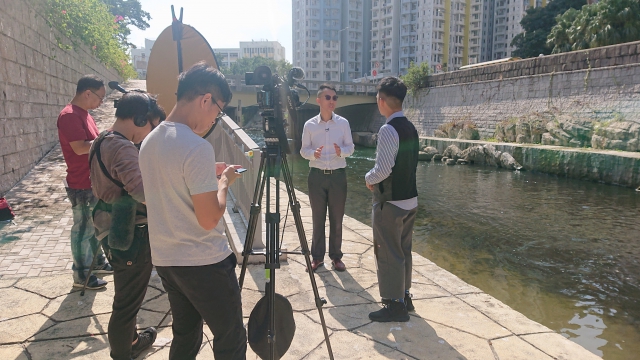 Mr LEUNG Kin-kei (second right), Engineer of DSD, introduced river revitalisation elements at Kai Tak River