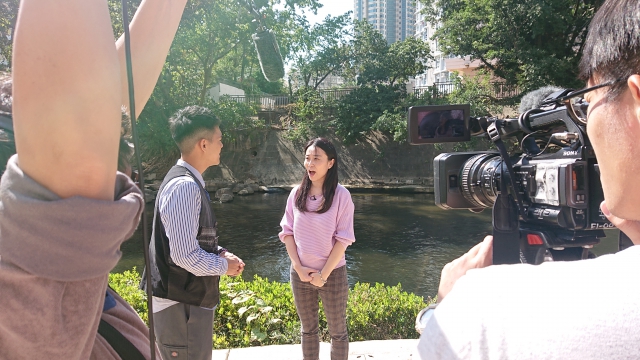 渠务署工程师蔡咏诗女士向节目主持介绍活化翠屏河的工程内容
