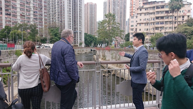 渠務署園境師林震峰先生於啟德河向參觀者講解河道活化元素