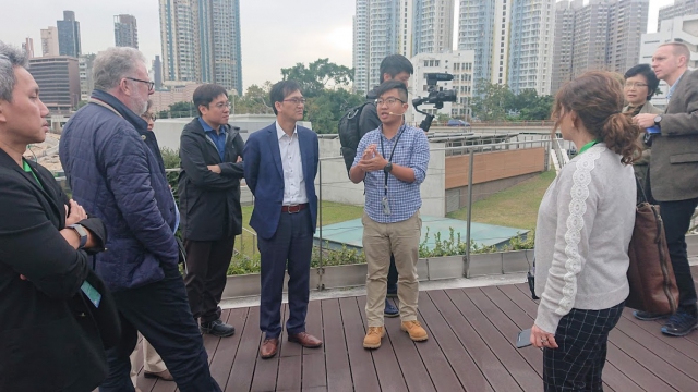 渠務署機電工程師洪子安先生介紹九龍城一號污水泵房的綠化天台