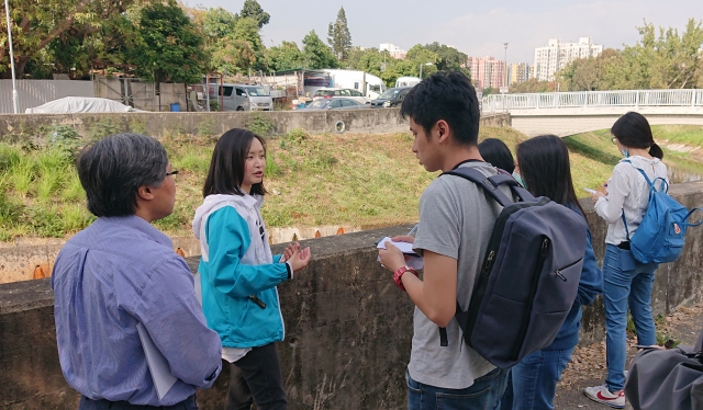 渠務署工程師葉沛璣女士（左二）於洪水橋明渠簡述與香港理工大學合作的河道生態改善試驗計劃