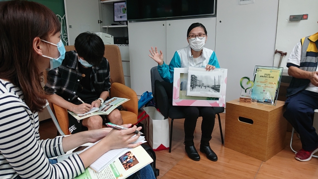 DSD Executive Assistant Ms Ginny TSUI Wing-man introduced the marble ball tray and photo puzzles designed by the volunteer team for the elderly with Dementia under “i-connect” – Dementia project