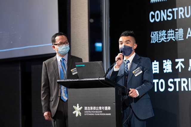 Mr Leo CHUNG Chi-wai (right) shared his feeling of being selected as“Construction Industry Outstanding Young Person 2021”