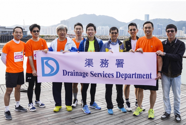 The Deputy Director of Drainage Services Mr MAK Ka-wai (third left) took a group photo with colleagues