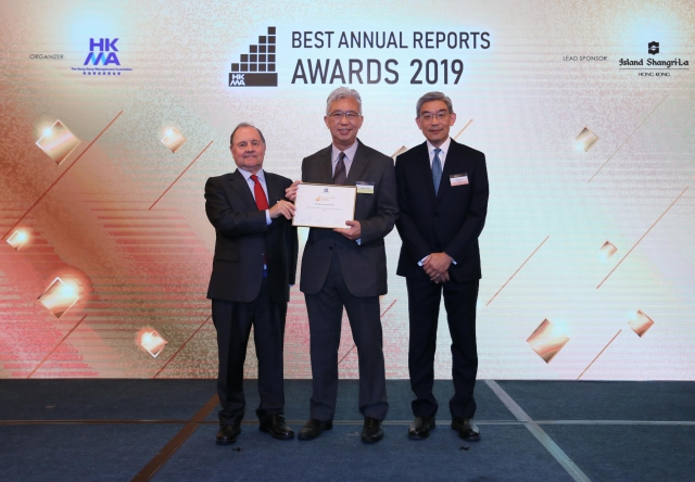 渠務署助理署長／污水處理服務曾國良先生（中）接過由香港管理專業協會頒發的獎項