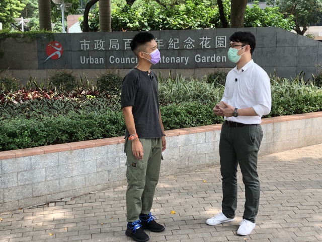 渠務署工程師鄧梓輝先生（右）向主持介紹市政局百週年紀念花園地下蓄洪計劃