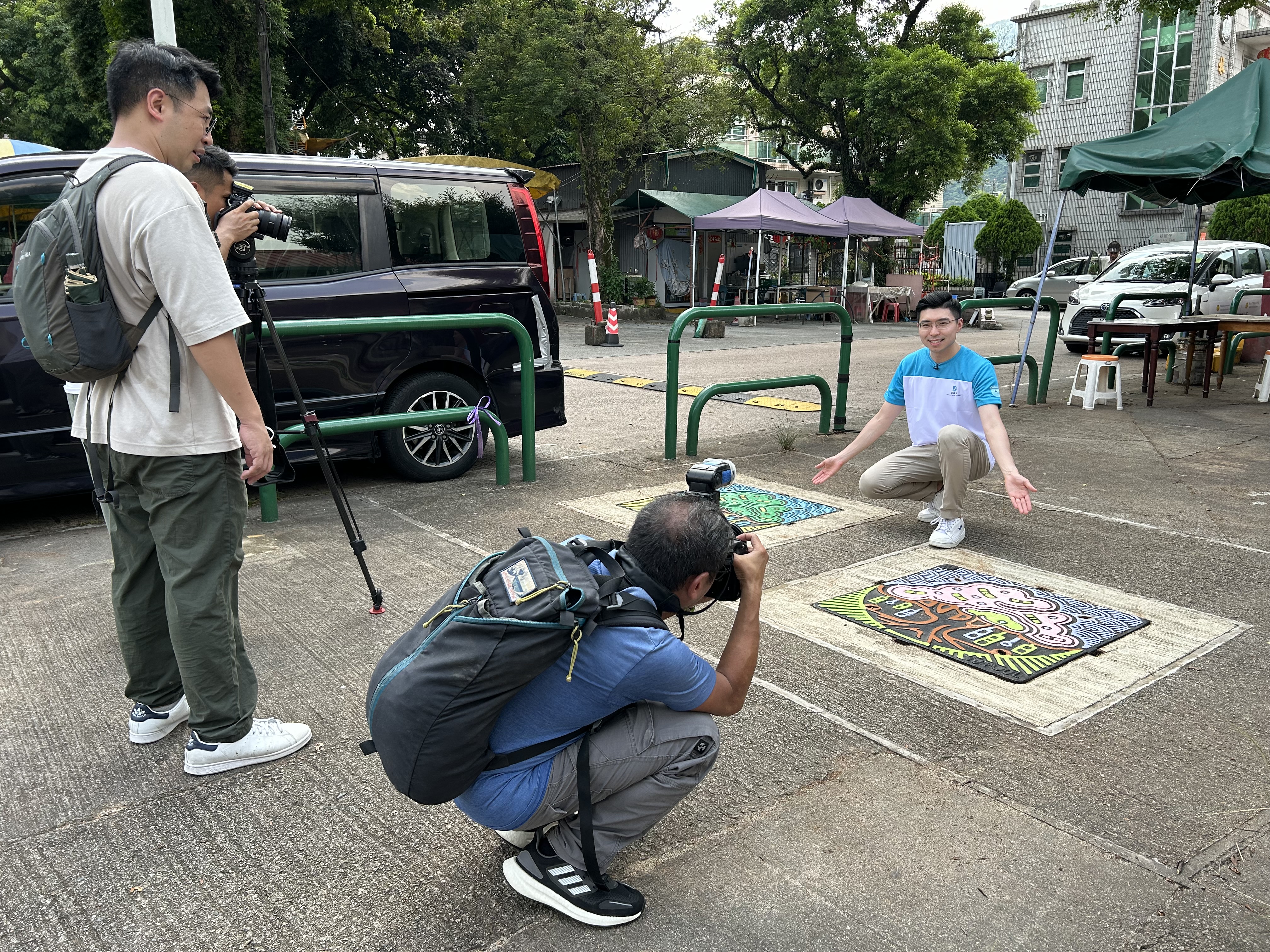 DSD Engineer, Mr Daniel CHAN Yu-kwan, said that the thematic manhole covers were designed with the theme of Wishing Trees, depicting a banyan tree with lots of wishing placards