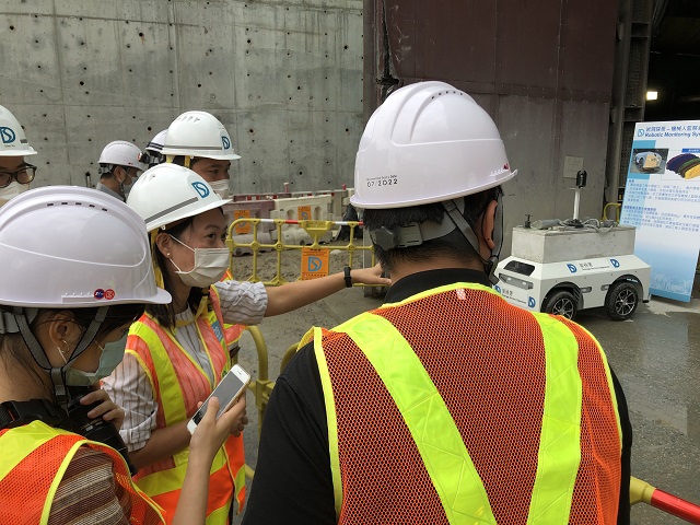 渠务署高级工程师卢秋玲女士（左二）向记者介绍「岩洞探哥」