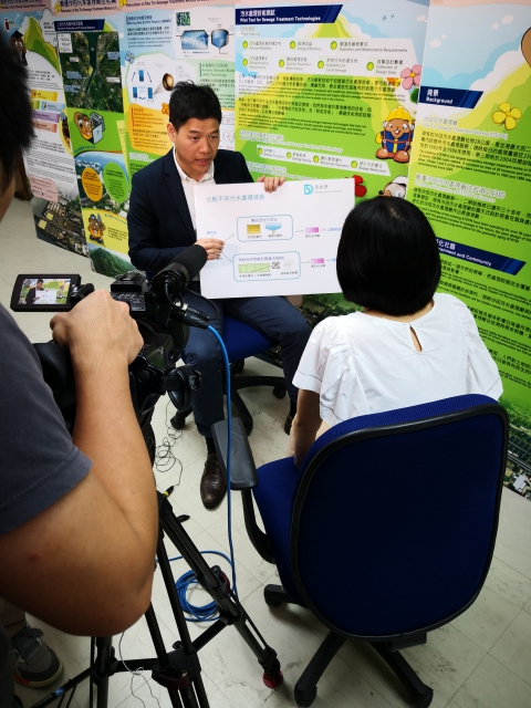 陈先生讲解将于新建污水处理厂使用的污水处理技术的细节及好处