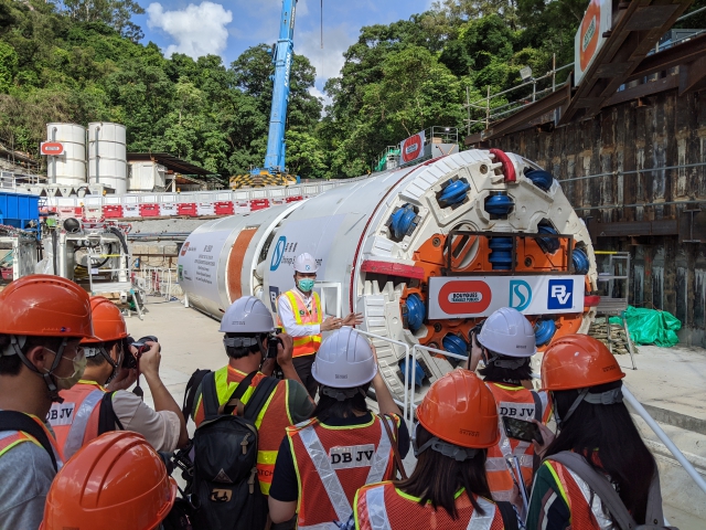 DSD Engineer, Mr Raymond YIP Ho-pang, briefed the reporters on the operation of tunnel boring machine