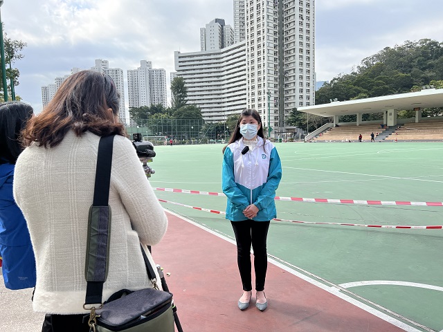 渠務署工程師鄺肇婷接受訪問介紹秀雅道蓄洪計劃