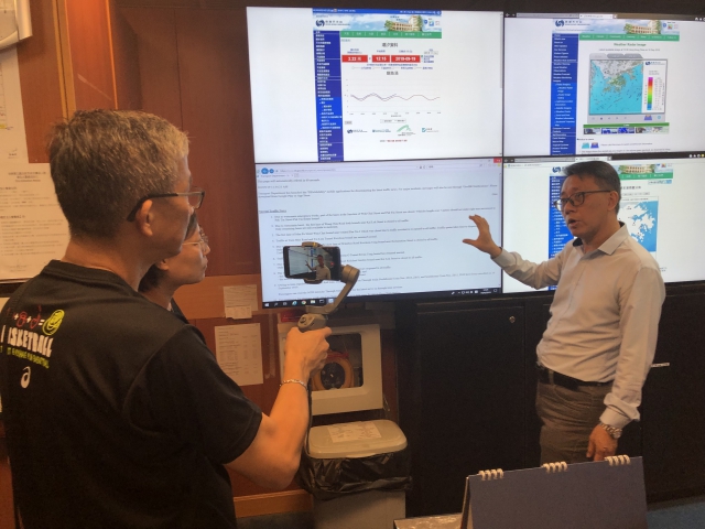 Hotline Superintendent Mr LAI Chiu-leung explained the operation of Emergency Control Centre in DSD