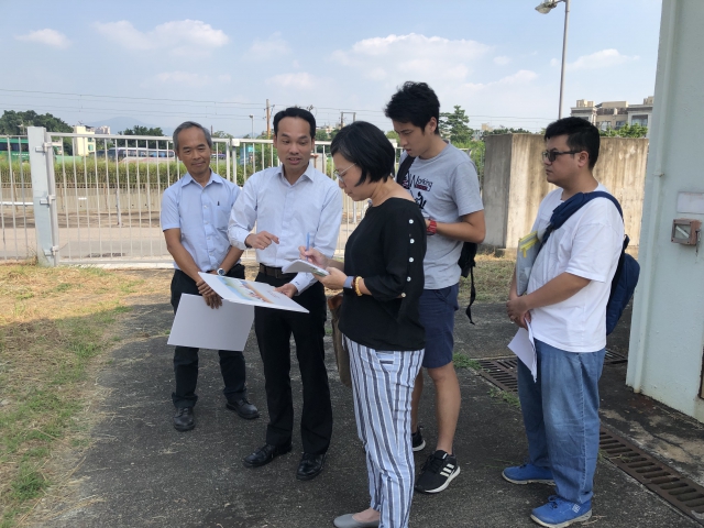 Senior Engineer Mr LAI Ying-keung (second left) introduced village flood protection schemes