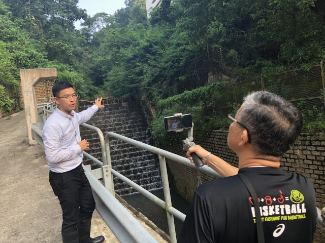 工程师刘耀文先生介绍港岛西雨水排放隧道的建造背景及运作