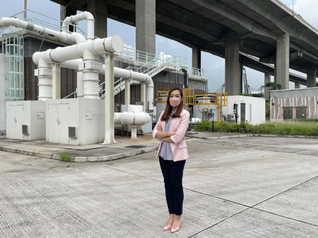 梁女士向傳媒介紹渠務署現時與香港科技大學合作進行研究計劃，以提升污水消毒設施的效能