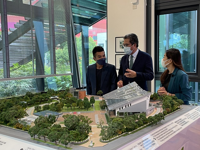 發展局局長黃偉綸先生（中）與兩位「2021建造業傑出青年」得獎者互相交流