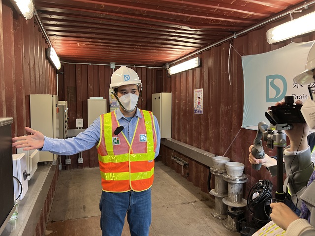 DSD engineers Mr David LAW Tsz-wai said the project team had been racing against time to expedite the works progress throughout the construction.