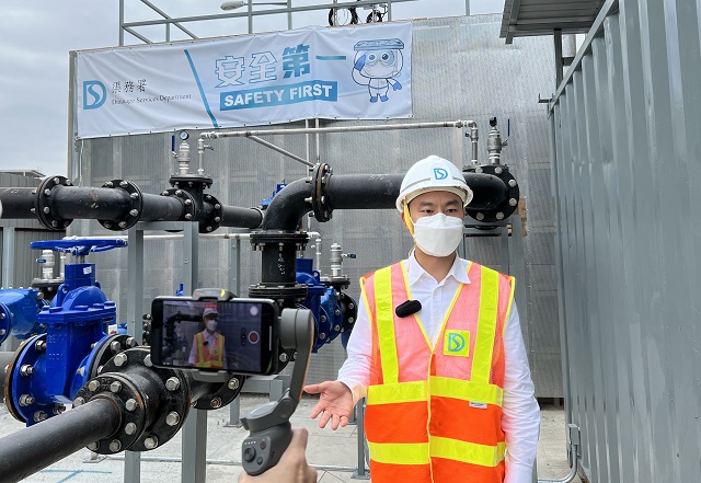 DSD engineers Mr Mic NG Ting-hong expressed that the completion of works within a short time was attributed by the collective effort of project team.