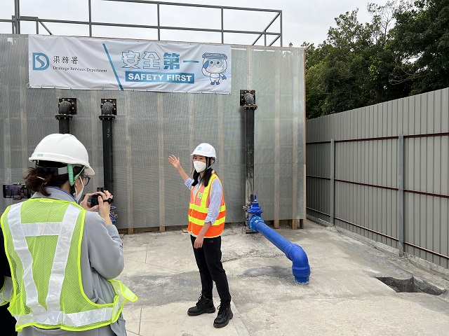 DSD engineers Ms Stephanie FENG-xue shared that the frontline workers voluntarily shortened their rest time to finish the works as soon as possible.