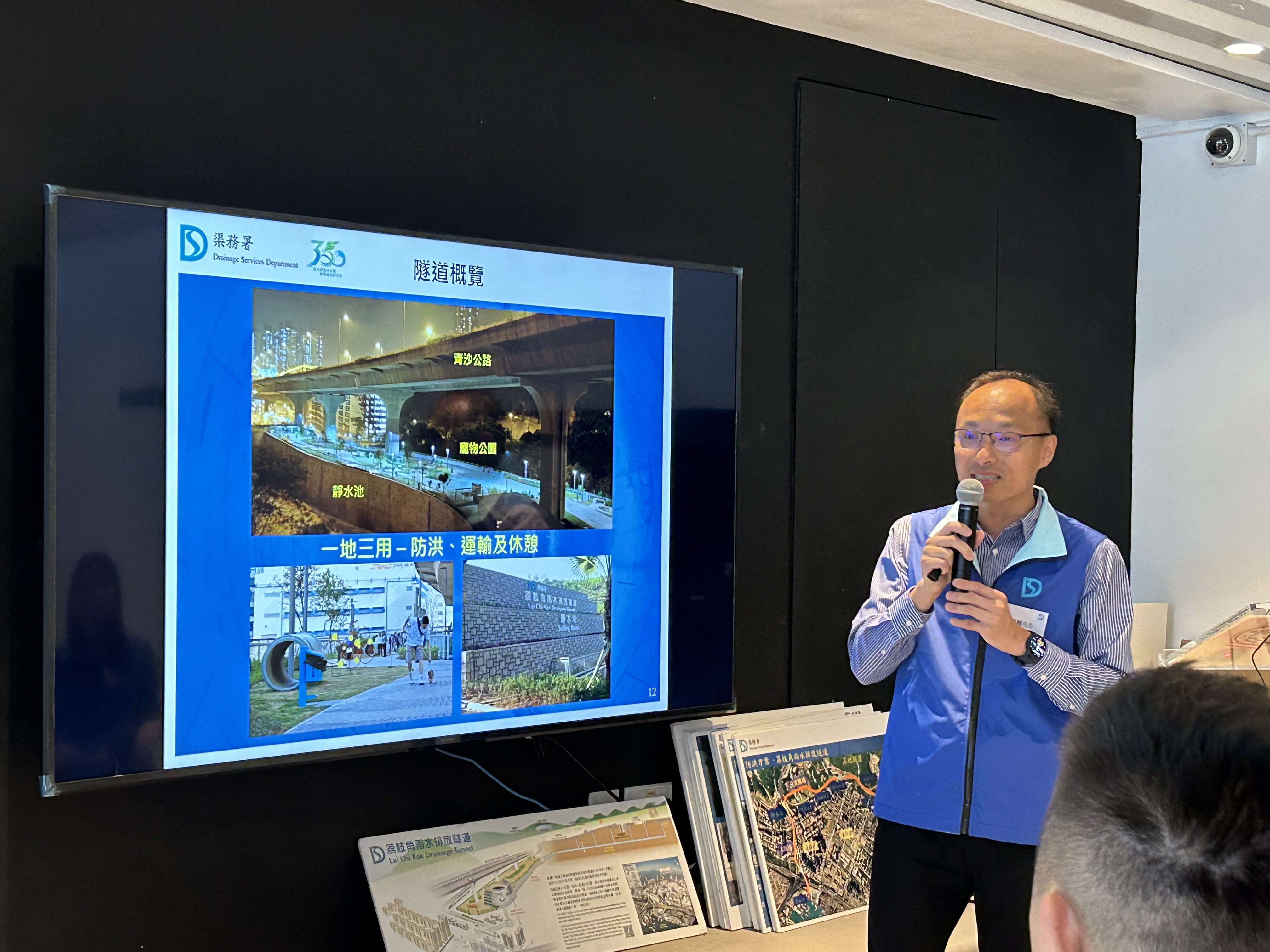 Mr LAW Shiu-lun, the Senior Engineer/ Mainland South 3 of the DSD, explained the features of “Lai Chi Kok Drainage Tunnel”to the LegCo and DC Members